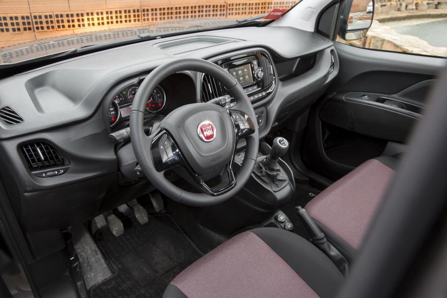 Интерьер Fiat Doblo Cargo (263) 2015 года  (фото 1 из 40)